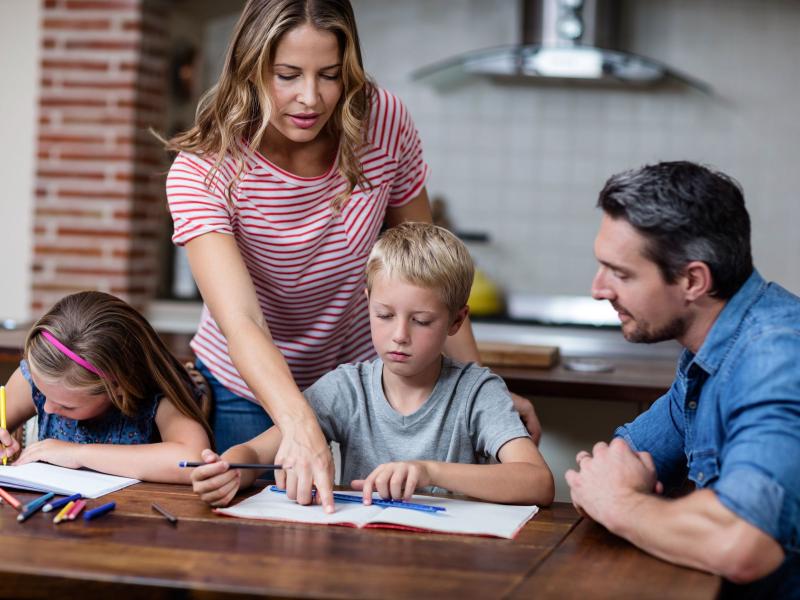 Here’s why getting your kids to sign a device contract is a smart idea 